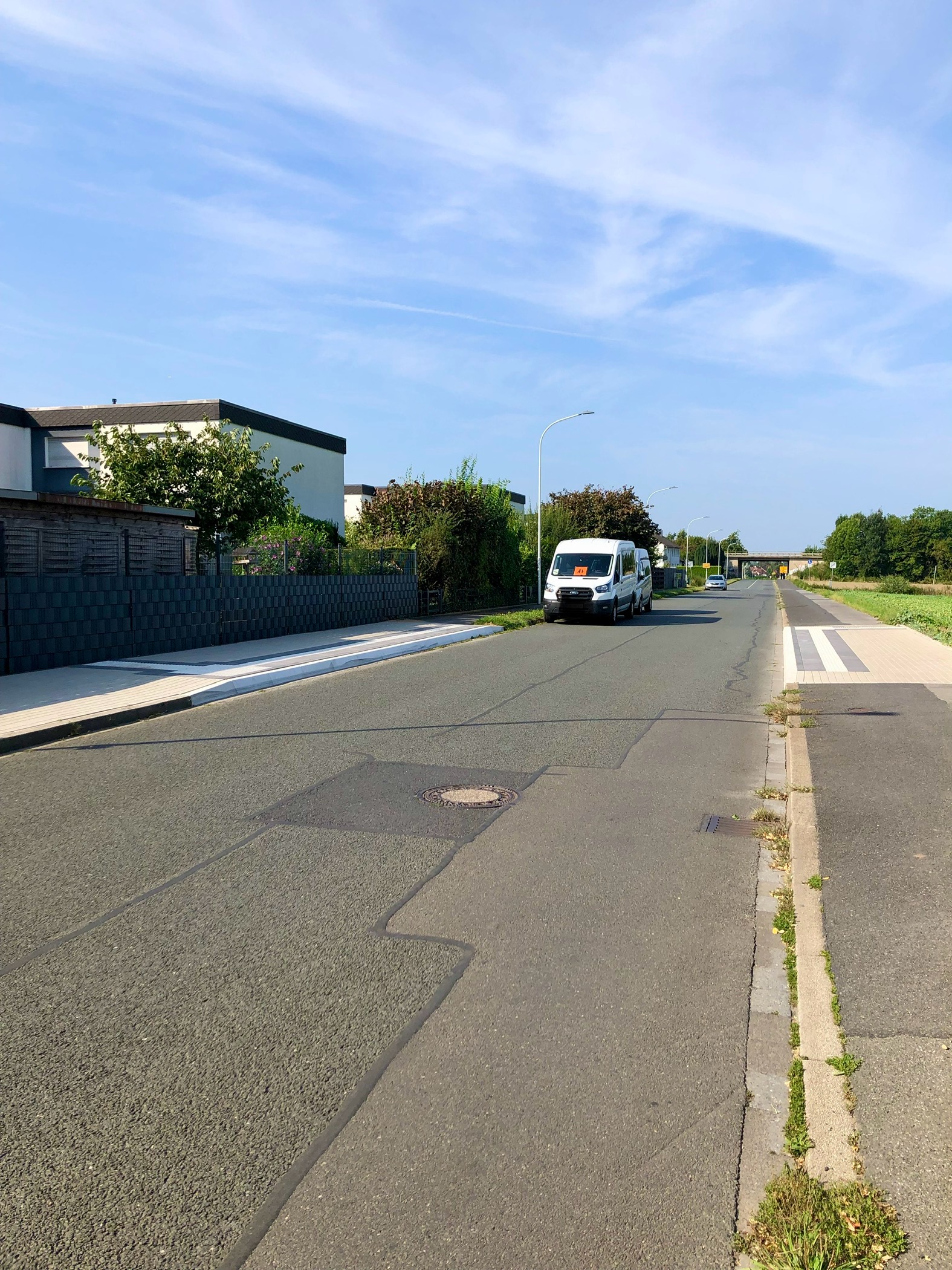 Bushaltestelle und parkendes Auto